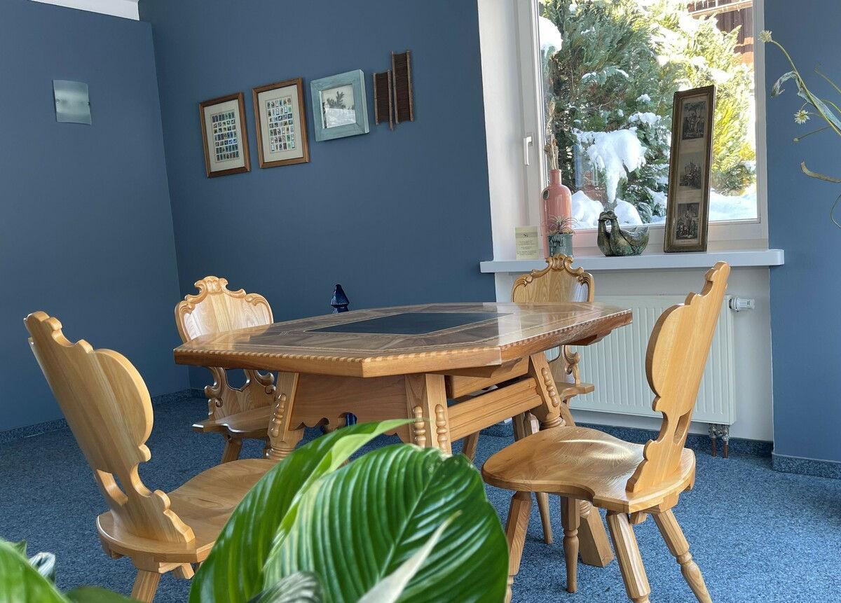Garden room with a wooden table and chairs for sociable evenings.