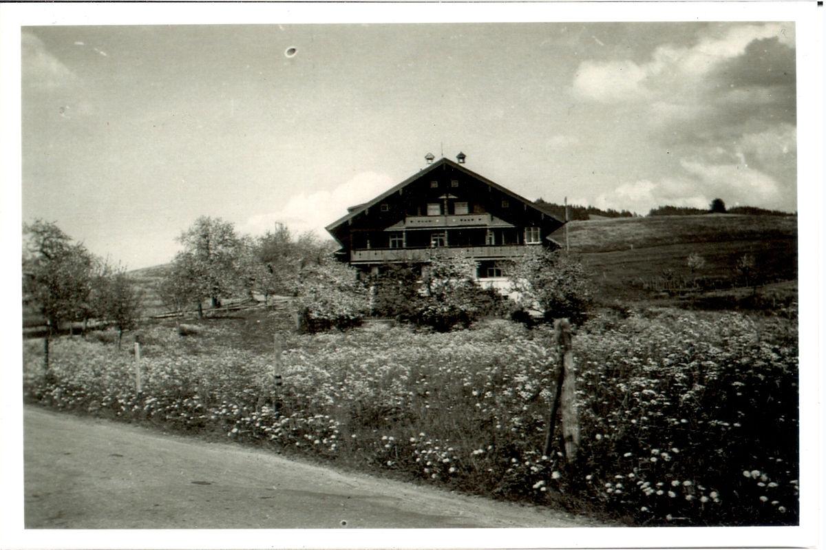 Historic black-and-white photograph of an Allgäu farmhouse.